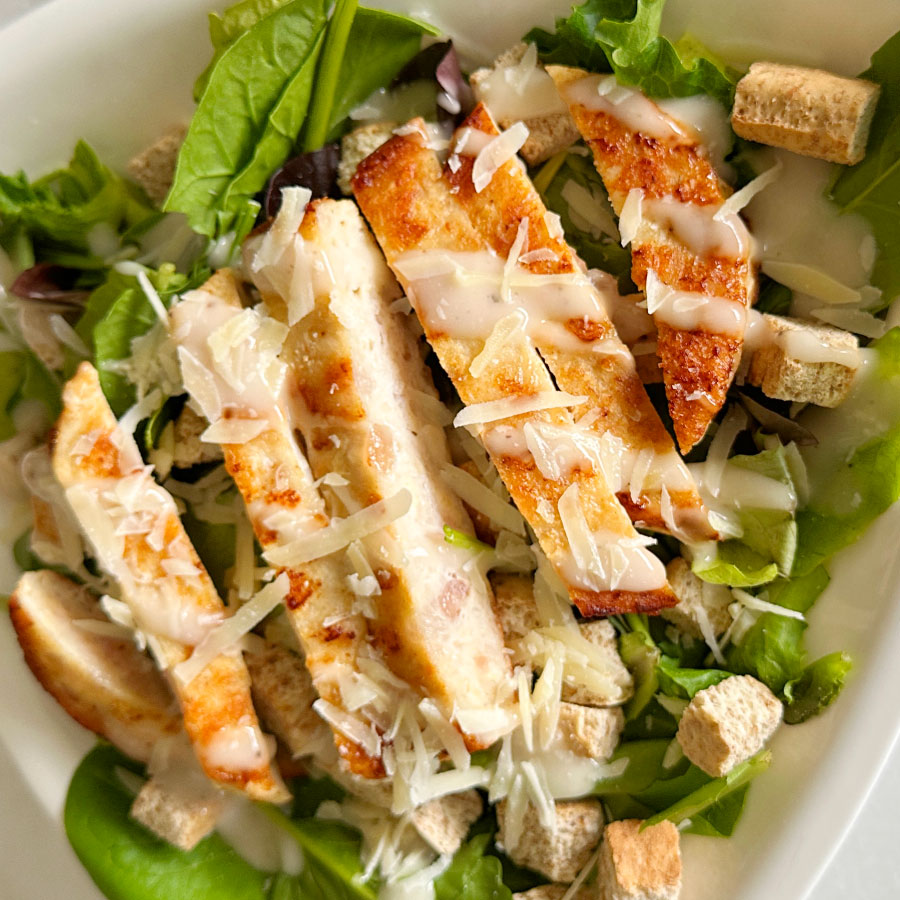 Ensalada césar con hamburguesa de pollo Fazán