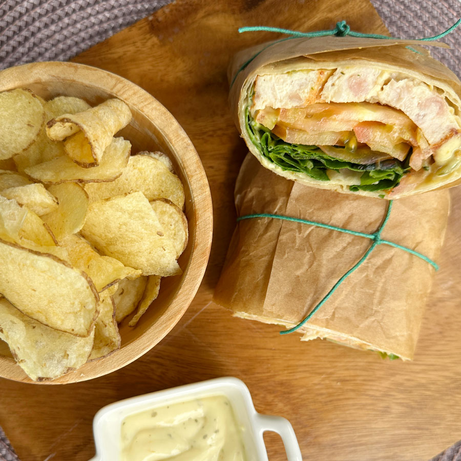 Wrap con hamburguesa de pollo y vegetales frescos Fazán