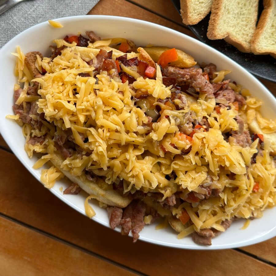Papas fritas con carne de hamburguesa y tocineta