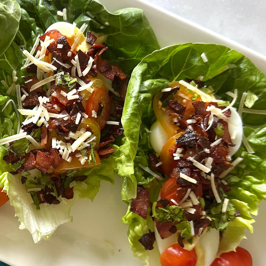 Huevos con tocineta Fazán en cama de lechuga