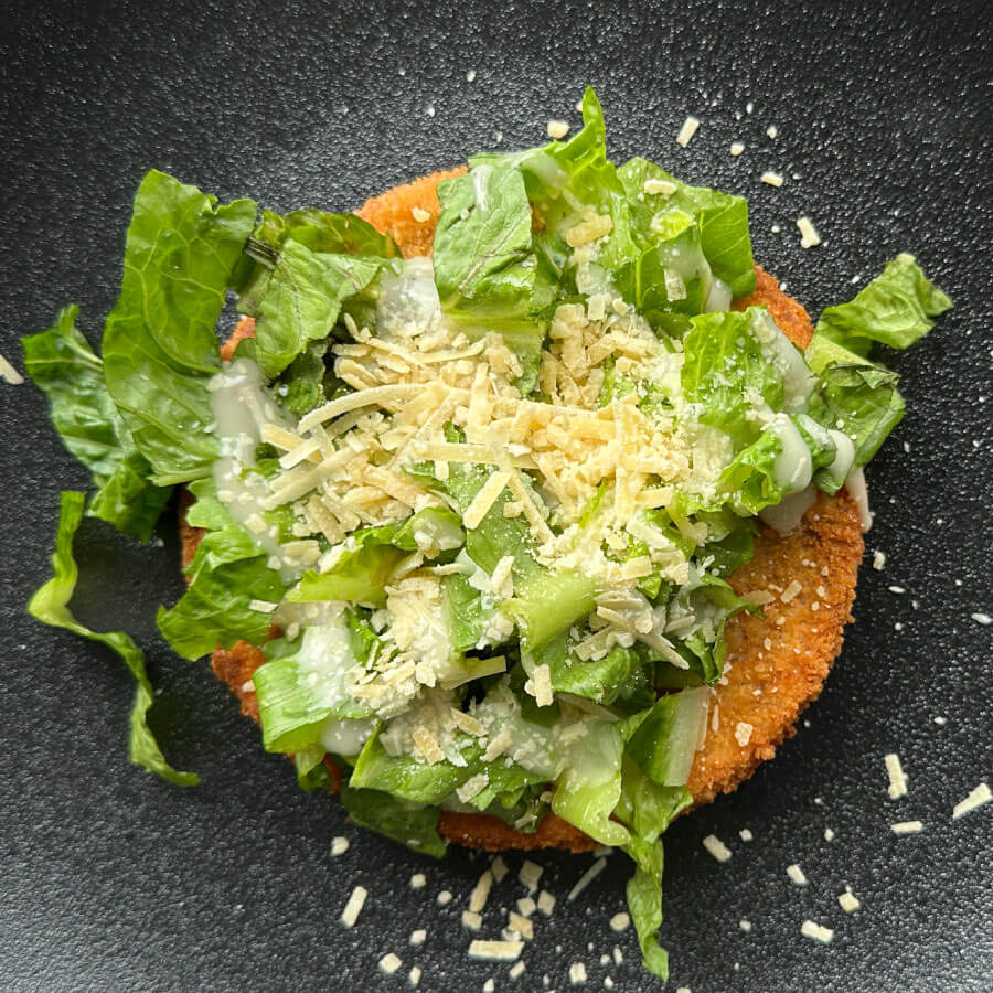 Ensalada césar con Milanesa de pollo Fazán