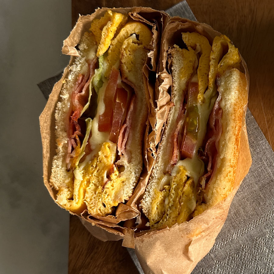 Sánduche desayuno con Tocineta Ahumada Fazán