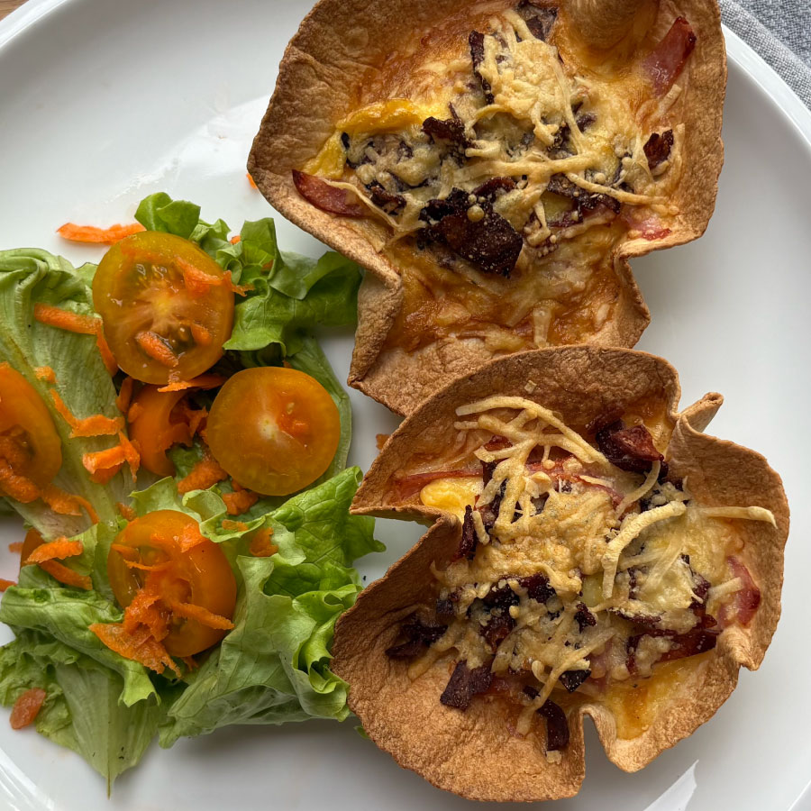Tartaletas en airfryer con jamón y tocineta Fazán, huevo y queso derretido en base de tortilla crocante.