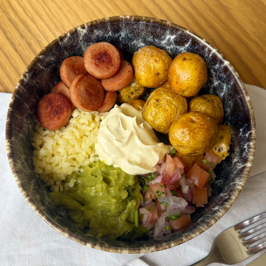 Bowl de papitas criollas con Salchicha Jumbo Fazán, pico de gallo, guacamole, queso mozzarella y crema agria.