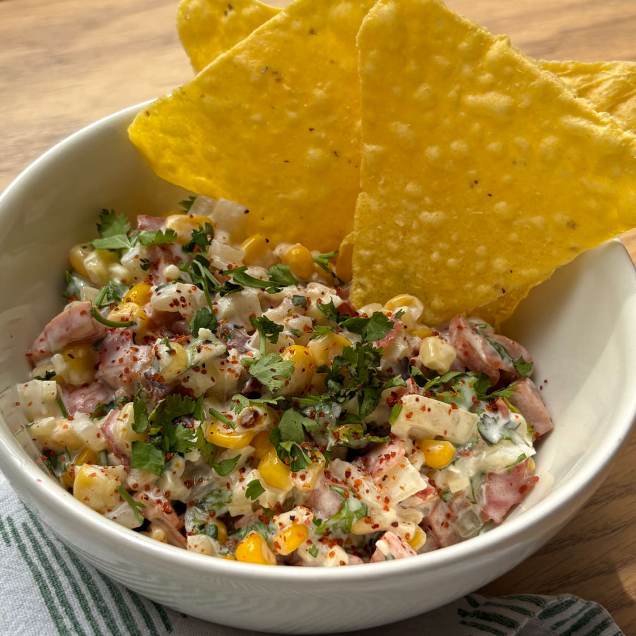 Maicitos cremosos con Salchicha Jumbo y Tocineta Ahumada Fazán, queso, cilantro y maíz dulce.