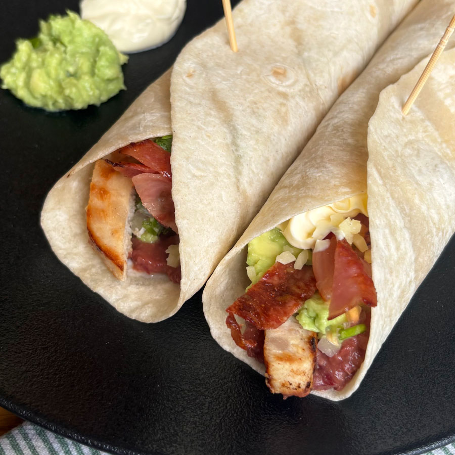 Tacos con Hamburguesa de Pollo Fazán, Tocineta Ahumada Fazán, guacamole, pico de gallo, queso mozzarella y crema agria.