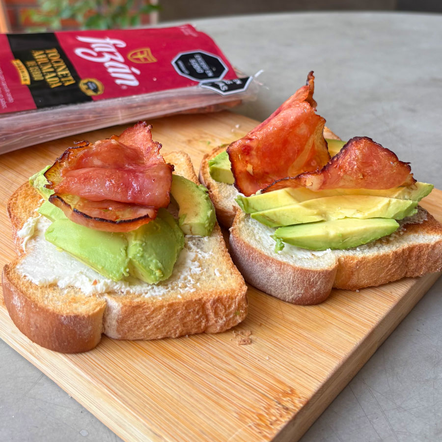 Tostadas de pan con queso crema, aguacate y Tocineta Ahumada Fazán crocante preparada en airfryer.