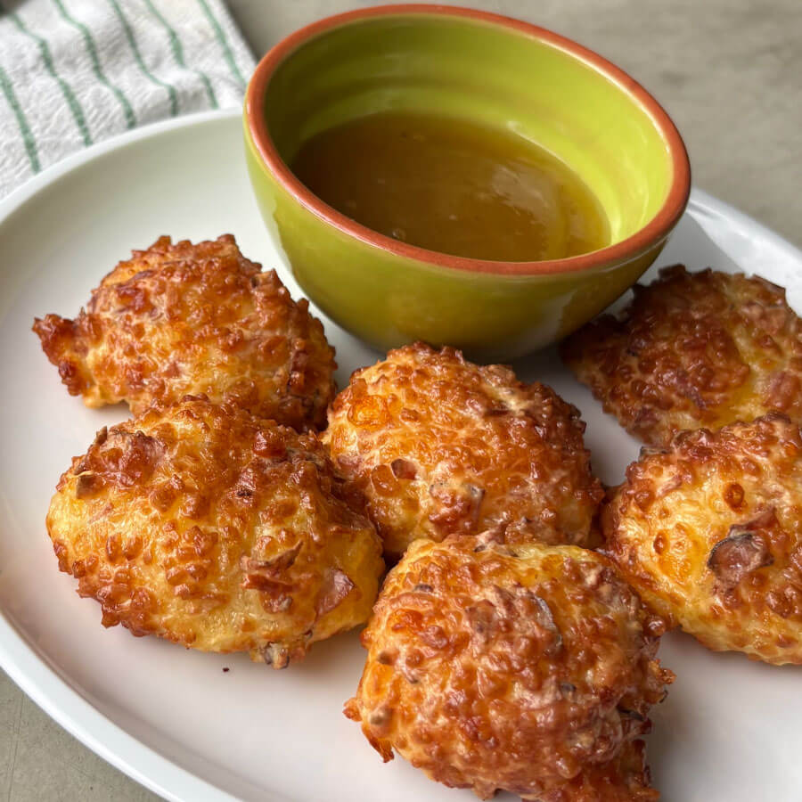 Bolitas de queso preparadas con Tocineta Ahumada Fazán, doradas en airfryer y con un centro de queso fundido, ideales como pasabocas para compartir.