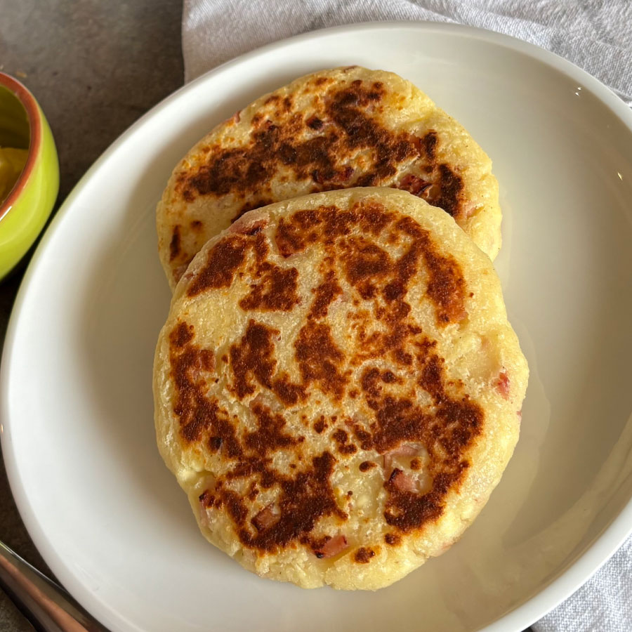 Arepas rellenas de queso preparadas con Jamón de Cerdo Premium Fazán, doradas en sartén y con queso mozzarella derretido en su interior.