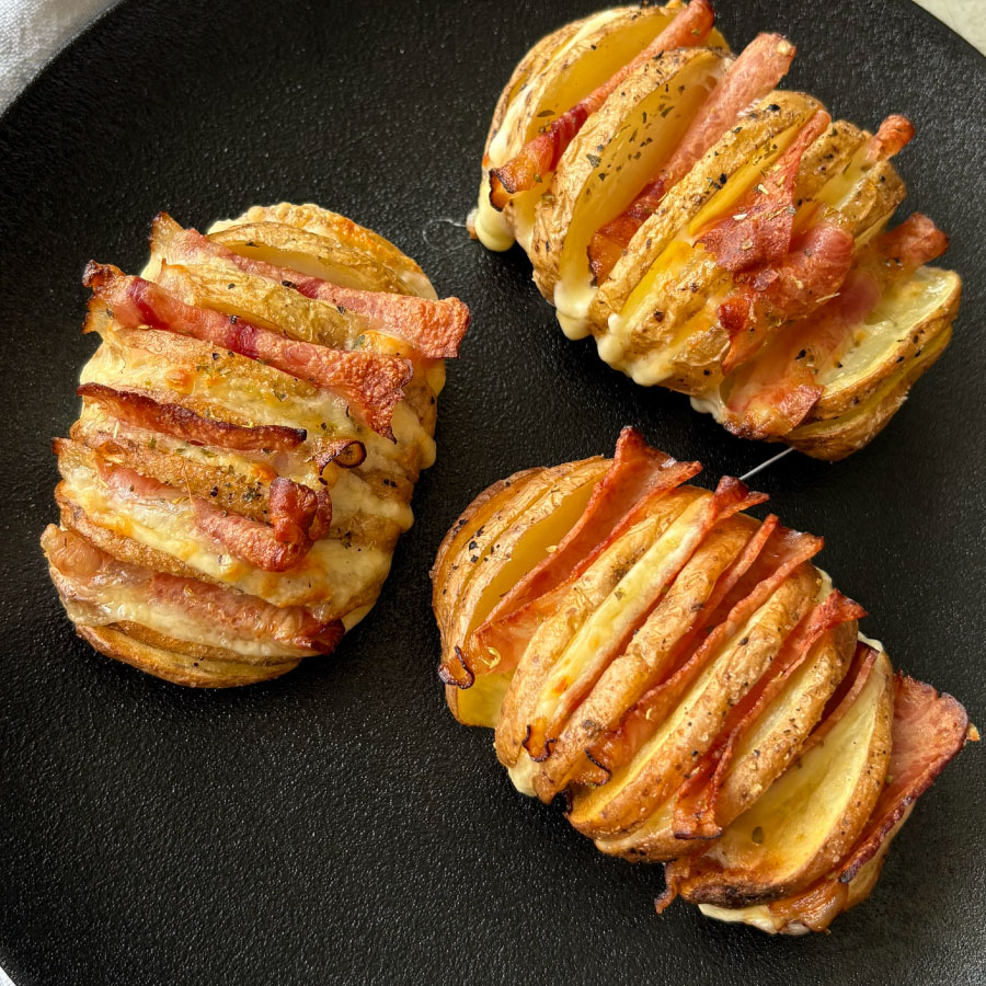 Papas gratinadas con Tocineta Ahumada Fazán y queso mozzarella derretido, cocinadas en airfryer hasta quedar doradas y crocantes.