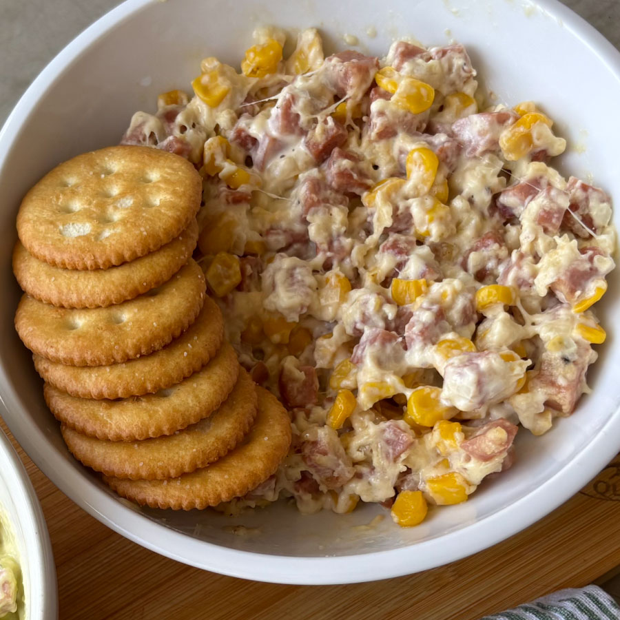 Dip de maíz con Salchichón Cervecero Fazán, queso mozzarella y cebollín.Dip de maíz con Salchichón Cervecero Fazán, queso mozzarella y cebollín.