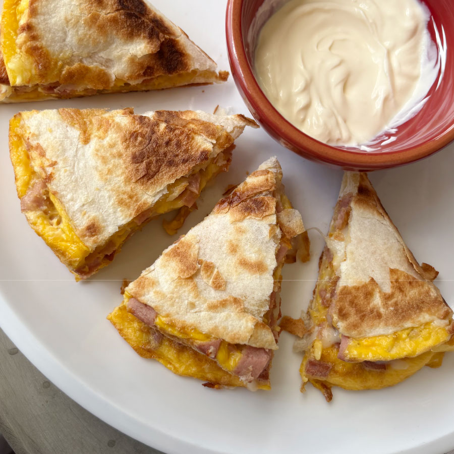 Quesadilla de huevo con Salchichón Auténtico Fazán y queso mozzarella
