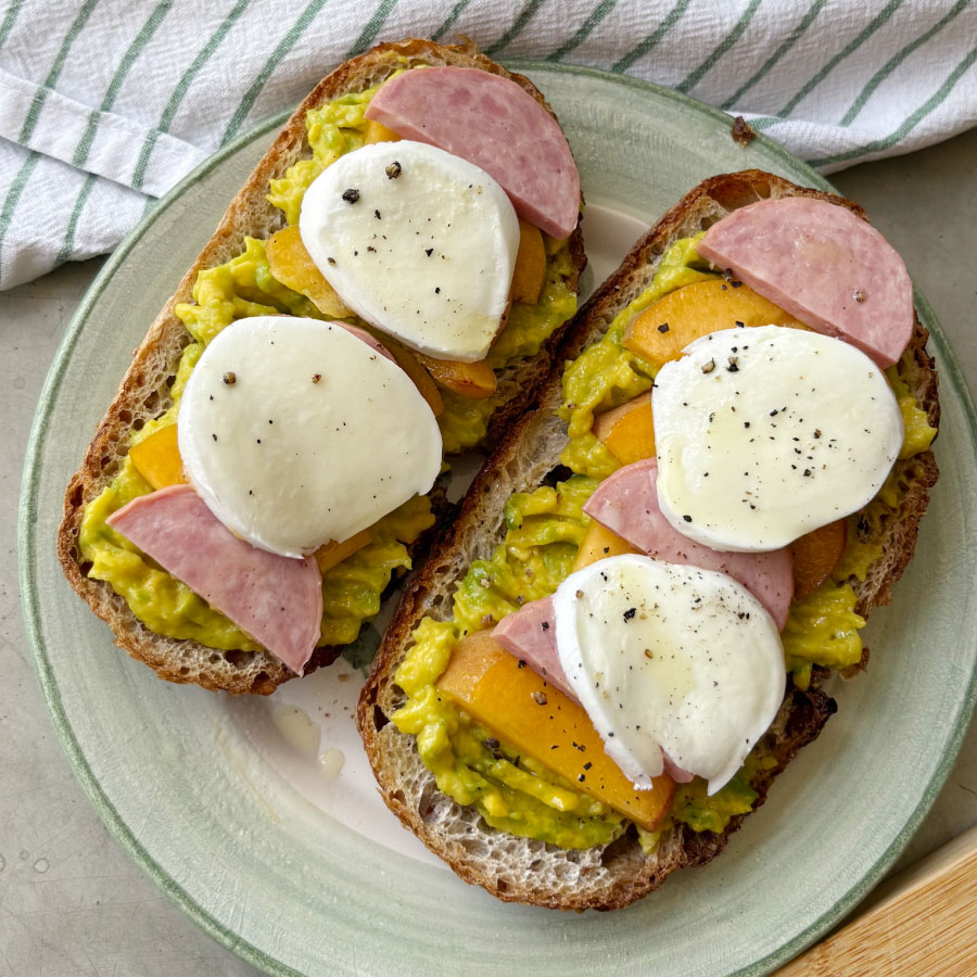 Tostadas de pan de masa madre con Cervecerito Premium Fazán, burrata, aguacate y melocotón.