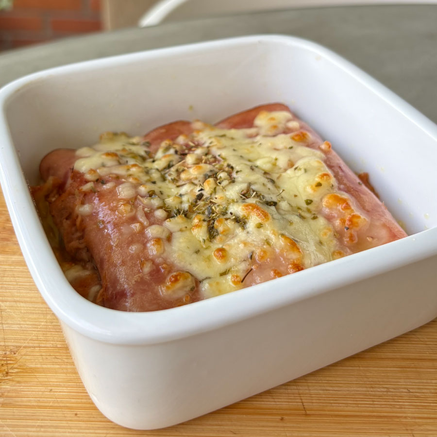 Rollitos de atún y Jamón Premium Fazán gratinados con queso mozzarella y orégano, preparados en airfryer y servidos calientes.